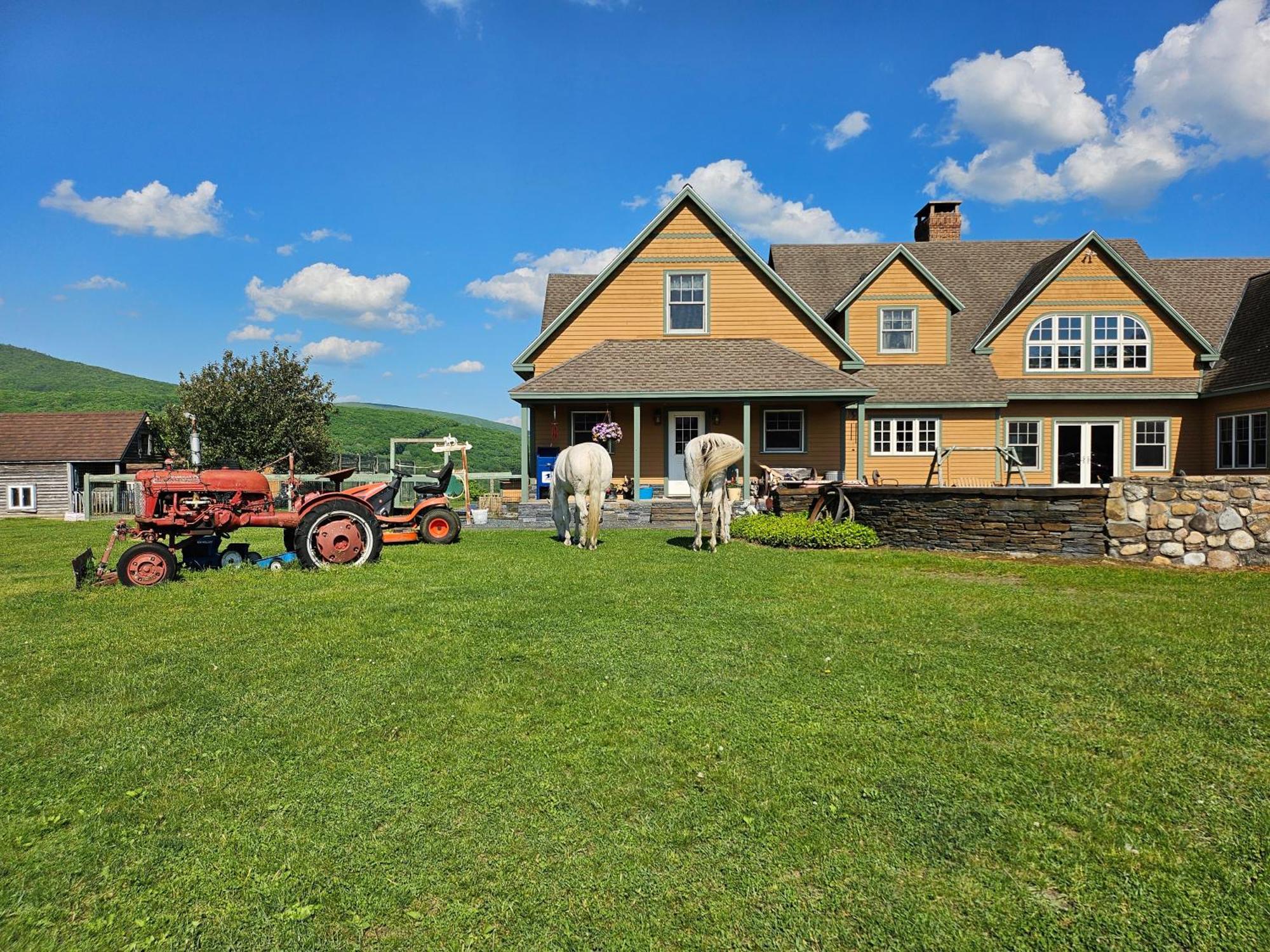 Clover Hill Farm & Country Inn Уилямстаун Екстериор снимка