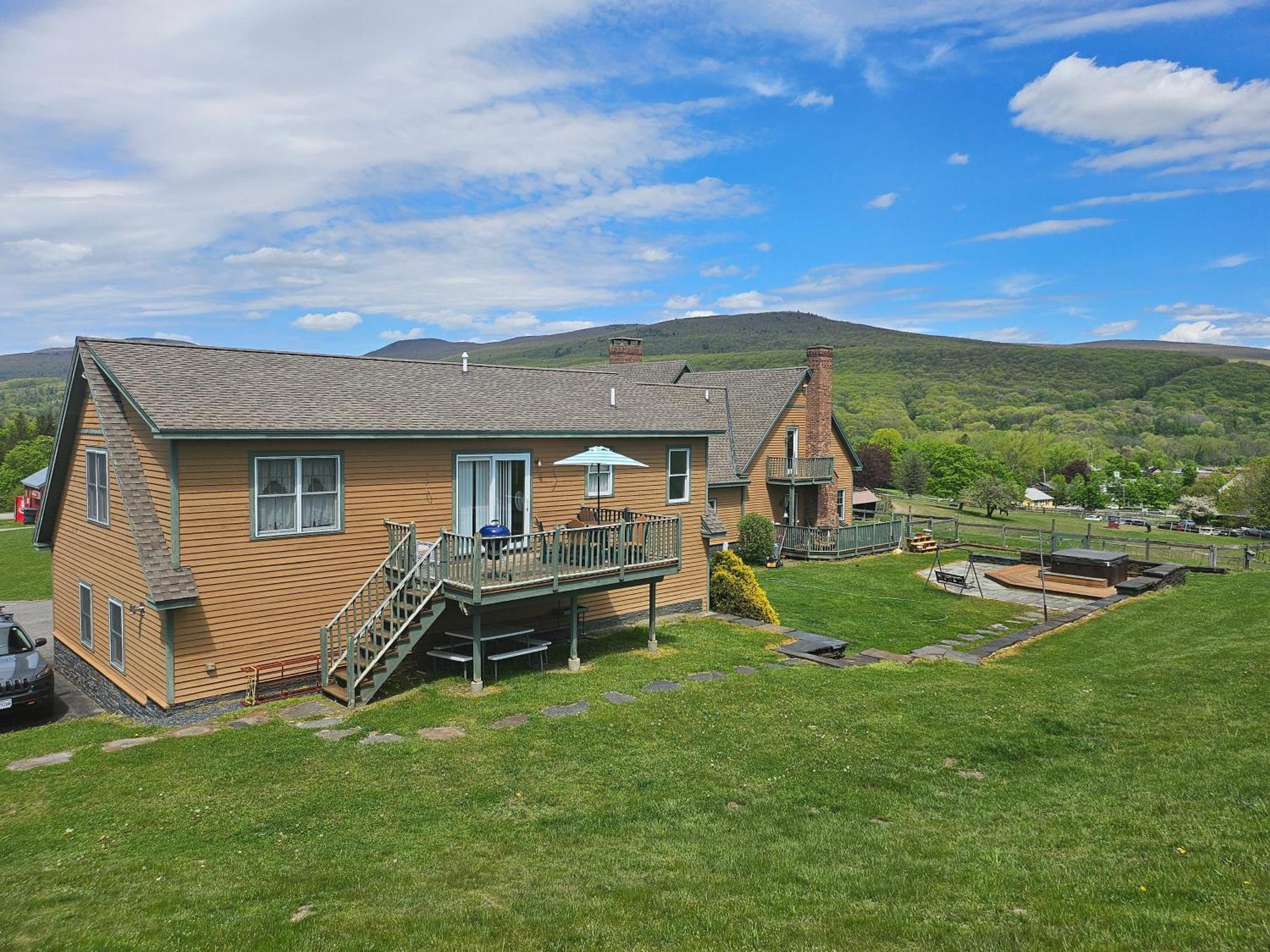 Clover Hill Farm & Country Inn Уилямстаун Екстериор снимка